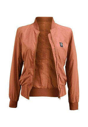 Leichtgewichtige Bomberjacke in Rostfarbe mit gerippten Bündchen, Kragen und Saum, teilweise geöffnet, mit kleinem schwarzem Logo-Patch auf der Brust.