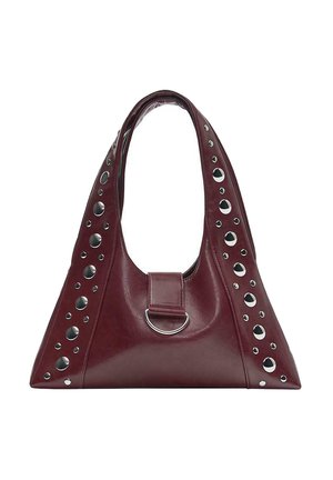Kožená kabelka bordovej farby v tvare trojuholníka, s jedným remienkom, striebornými okrúhlymi cvočkmi po okrajoch a so stredovým strieborným kruhovým detailom.