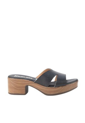 Sandalia negra de piel con punta abierta, tacón bajo de bloque de madera y diseño recortado en la tira superior.