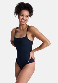 Černý jednodílný plavky s tenkými ramínky, hladkým materiálem a hlubokým výstřihem na zádech. Na boku je malá bílá logo.