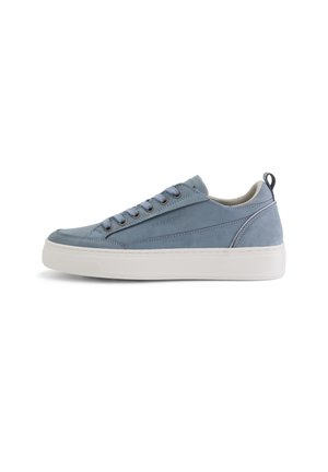 Lichtblauwe leren sneaker met een witte zool, ronde neus en vetersluiting. Beschikt over een achterste lus en gestikte details aan de zijkanten.
