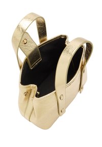 Złota metaliczna torebka z dwoma uchwytami, czarną podszewką wewnętrzną i zatrzaskiem. Charakteryzuje się gładką fakturą i minimalistycznymi elementami metalowymi.