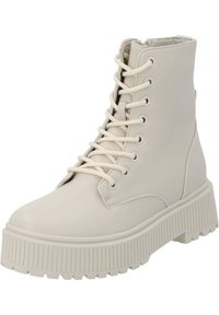 Botas de tobillo con cordones en cuero sintético blanco roto, con una suela gruesa estriada y ojales plateados. Textura suave con cordones en el mismo tono.