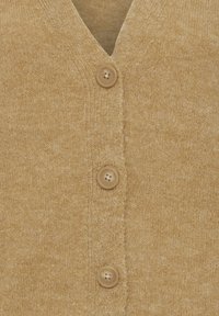 Senfgelber Cardigan aus weichem, strukturiertem Strickstoff mit V-Ausschnitt und fünf abgerundeten, hellbraunen Knöpfen.