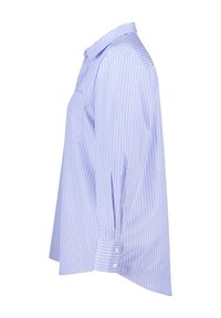 Chemise rayée à manches longues en bleu clair et blanc, avec un col pointu, une coupe loose et un détail de pli sur le côté.