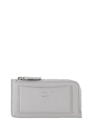 Portafoglio in pelle grigia con superficie texturizzata, chiusura con zip, tasca per schede sul fronte e dettagli del logo in rilievo. Forma compatta e rettangolare.