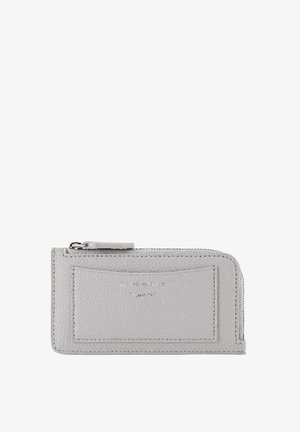 Grå læderpung med en tekstureret overflade, lynlås lukning, front kortlomme og præget logo detalje. Kompakt og rektangulær form.