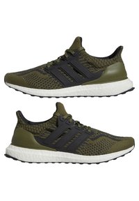 Paire de chaussures de course Adidas Ultra Boost vert olive et noir avec semelles blanches rembourrées, empeignes en tissu tricoté et supports latéraux noirs à trois bandes.