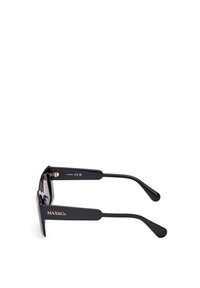 Ochelari de soare dreptunghiulari negri cu lentile închise. Dispun de brațe plate, elegante, cu accente aurii și branding gravat pe partea interioară.