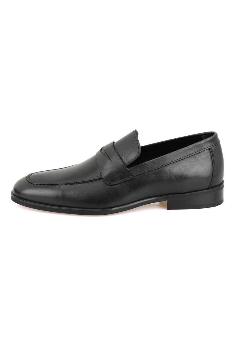 Schwarzer Lederloafer mit glatter Oberfläche, runder Form, gestickten Details und niedrigem Absatz. Rutschfeste Ausführung mit einem dekorativen Riemen über dem Vorderblatt.