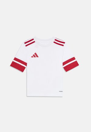Hvit sports T-skjorte med korte ermer, rød Adidas-logo på brystet, tre røde striper på skuldrene, og røde mansjetter med hvite striper på ermene.