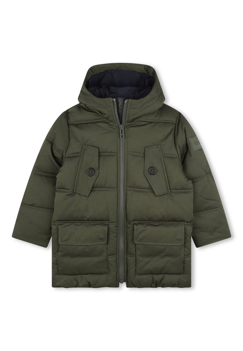 Giacca da bambino imbottita verde oliva con cappuccio, chiusura a zip, due tasche frontali e pattine con bottoni. Presenta una trama morbida.