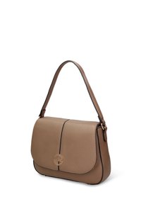 Bruine leren handtas met een gestructureerde vorm, voorzien van een gouden logoakcent, een enkele schouderriem en contrasterende zwarte stiksels.