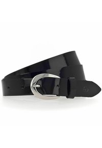 Cinturón de charol negro con un acabado brillante, que cuenta con una hebilla de metal plateado y una forma clásica en el extremo. Múltiples agujeros para ajuste.