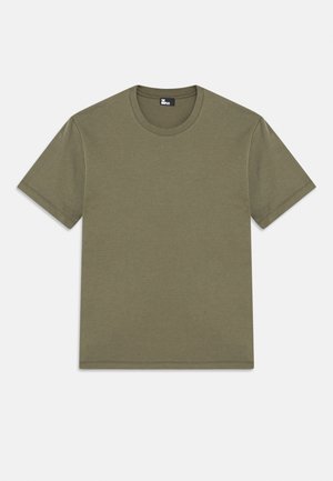 T-shirt en coton olive, manches courtes, encolure arrondie, coupe droite, texture douce, sans motifs, design minimaliste, étiquette à l'intérieur de l'encolure.