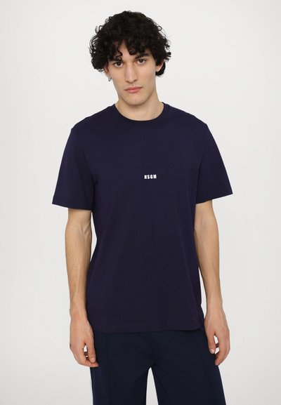 T-shirt in cotone blu navy con maniche corte, collo rotondo e logo bianco "MSGM" sul petto. Tessuto liscio, vestibilità classica.
