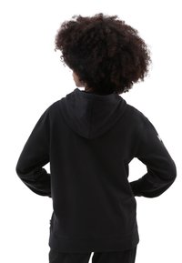 Felpa nera con cappuccio e vestibilità morbida, realizzata in un tessuto soft, con maniche lunghe e un piccolo logo sulla spalla sinistra.