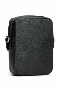 Bolso de cuero negro con superficie texturizada, forma rectangular y correa de hombro ajustable. Presenta bordes suaves y un hardware mínimo.