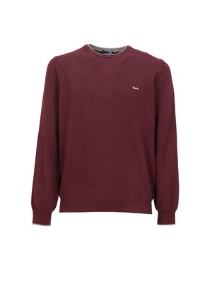 Pull en maille bordeaux avec des manches longues, un col rond, des poignets côtelés et un ourlet côtelé. Présente un petit logo blanc sur la poitrine. Texture douce.