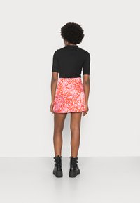 Glamorous MINI SKIRT WITH NOTCH - Minissaia - pink/red
