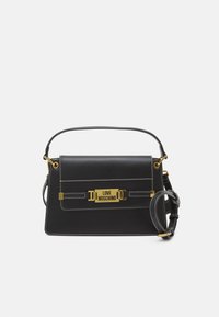 Černá kožená kabelka se zlatými doplňky, s přední sponou s nápisem "LOVE MOSCHINO", bílým prošíváním a odnímatelným popruhem.