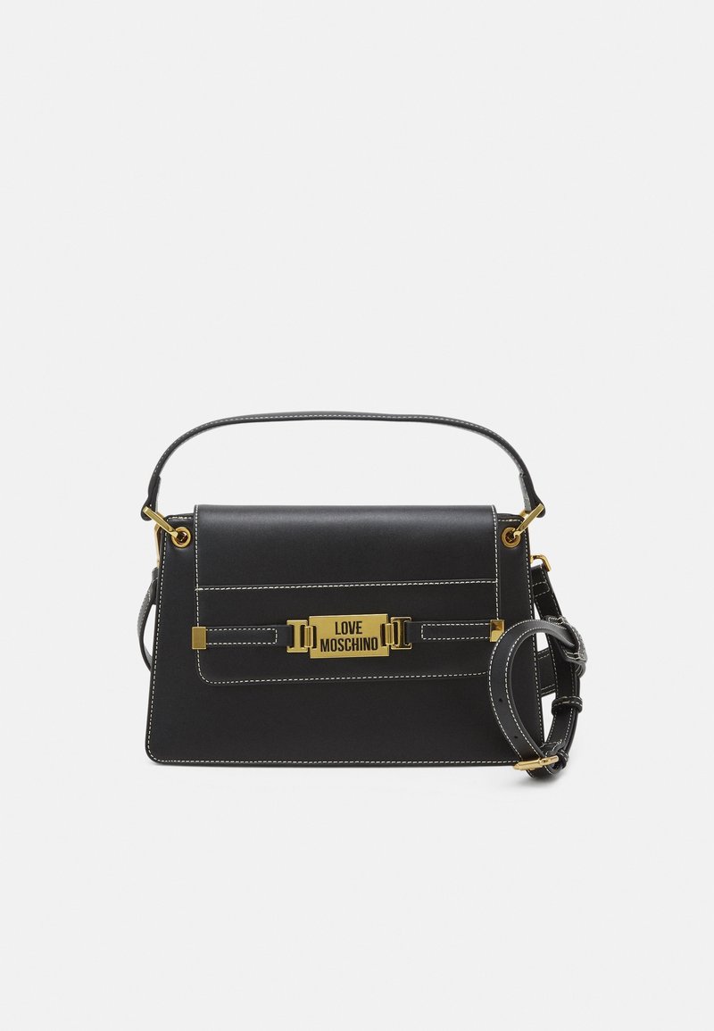 Černá kožená kabelka se zlatými doplňky, s přední sponou s nápisem "LOVE MOSCHINO", bílým prošíváním a odnímatelným popruhem.