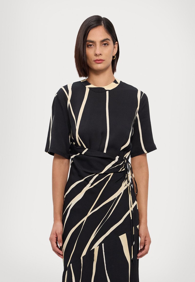 Nanushka BRANTLEY - Maxi ruha - light fringe