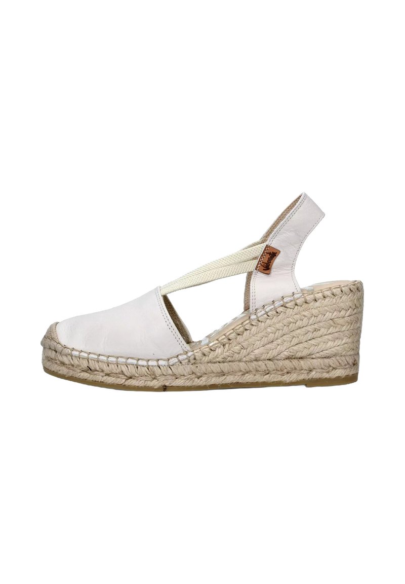 Espadrilla con zeppa in pelle bianca, dotata di suola intermedia in juta intrecciata e fasce elastiche incrociate. Design con punta aperta, tacco curvato per stabilità e supporto.