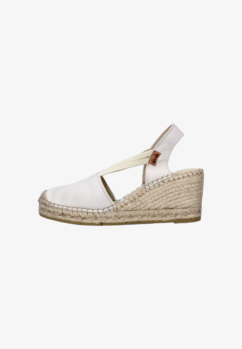 Espadrilla con zeppa in pelle bianca, dotata di suola intermedia in juta intrecciata e fasce elastiche incrociate. Design con punta aperta, tacco curvato per stabilità e supporto.