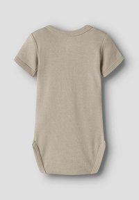 Lys beige kortermet body med rund hals og trykknapper i bunnen, med en glatt, myk bomullstekstur.