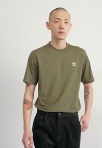 adidas Originals TREFOIL ESSENTIALS - Triko s potiskem - olive strata