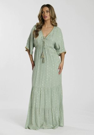 Abito maxi verde chiaro, lungo fino al pavimento, con maniche corte, decorazioni dorate, scollo regolabile e tessuto testurizzato con righe e motivi verticali.