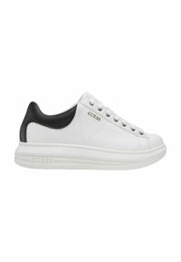 Baskets blanches avec accent en cuir noir, bout rond, œillets en métal argenté, tissu texturé et semelle blanche rembourrée. Logo de la marque sur le côté.