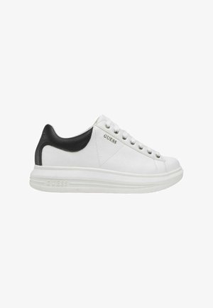 Sneakers bianchi con accentuazione in pelle nera, punta rotonda, occhielli in metallo argentato, tessuto testurizzato e suola bianca imbottita. Logo del marchio sul lato.