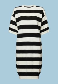 Robe à manches courtes aux larges rayures horizontales noires et blanches avec un col rond, sur un fond bleu clair.