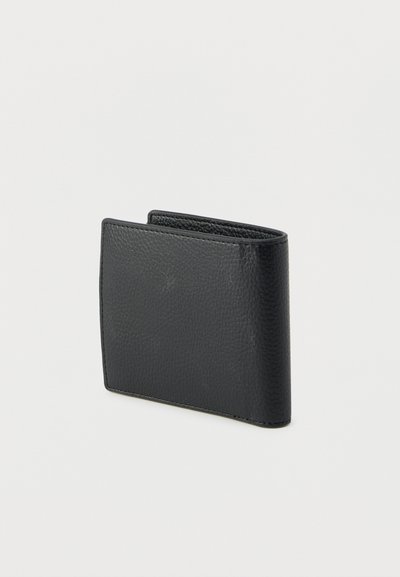 Svart lær lommebok med teksturert overflate, tofoldsdesign og minimalistisk form. Har ingen synlige metallkomponenter eller dekorasjoner.