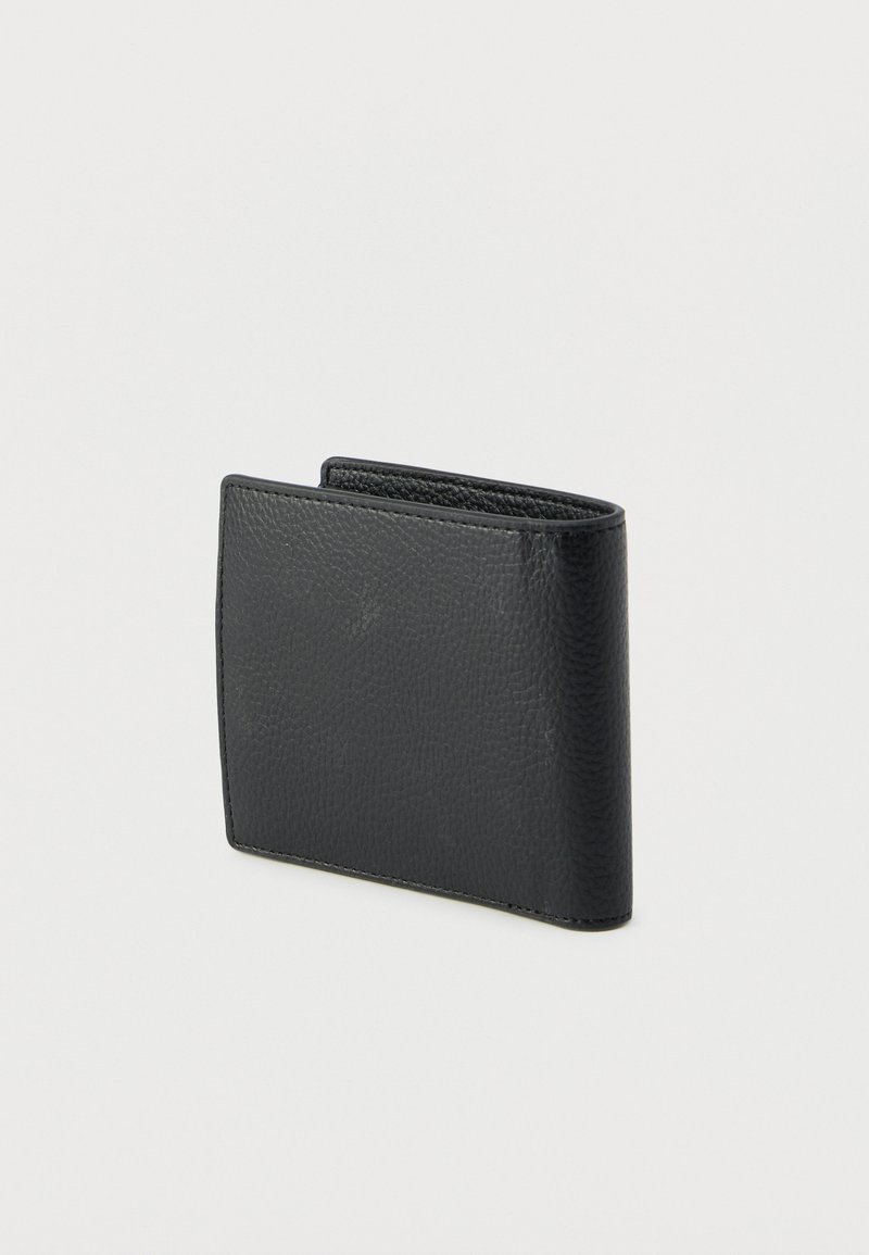 Sort læderpung med tekstureret finish, bi-fold design og minimalistisk form. Har ingen synligt hardware eller pynt.