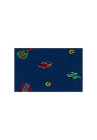 Tessuto blu con piccoli motivi di pesci in rosso, verde e giallo. Il design include strisce e macchie sulle forme dei pesci.