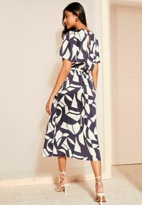Friends Like These FLUTTER SLEEVE PRINTED MIDI SUMMER  - Freizeitkleid - navy blue