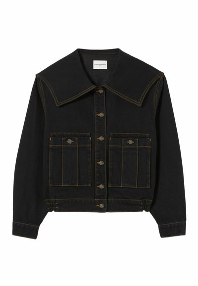 Giacca di denim nera con ampio colletto appuntito, chiusura con bottoni, due tasche con pattina e cuciture arancioni a contrasto sulle maniche lunghe.