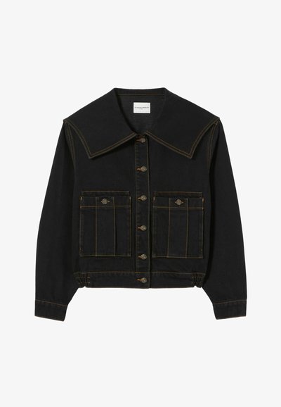 Giacca di denim nera con ampio colletto appuntito, chiusura con bottoni, due tasche con pattina e cuciture arancioni a contrasto sulle maniche lunghe.
