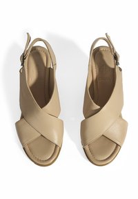 Beige Leder-Sandalen mit einem Überkreuzriemen-Design und offener Zehenpartie. Verfügen über einen Slingback mit einer verstellbaren Schnalle für einen sicheren Sitz.