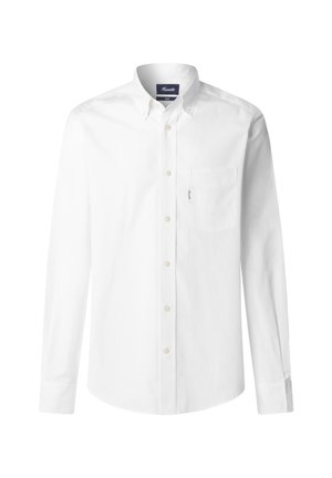 Camicia bianca a maniche lunghe con bottoni, collo con bottoni e una tasca sul petto, su sfondo semplice.