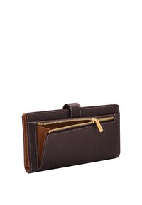 Portefeuille en cuir marron avec une poche zippée et des accents beiges contrastants. Présente des détails de couture et un logo embossé en bas.