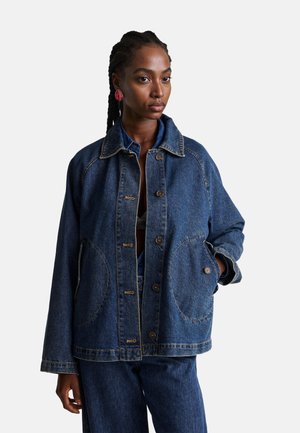 Giacca di jeans di colore blu scuro con una vestibilità comoda, caratterizzata da grandi tasche tonde, chiusura con bottoni e dettagli di cucitura a contrasto.