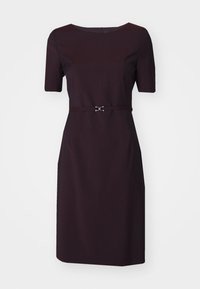 Tmavě fialové šaty s krátkými rukávy, kulatým výstřihem a přiléhavým střihem. Obsahují štíhlý pásek se stříbrnou kovovou sponou.