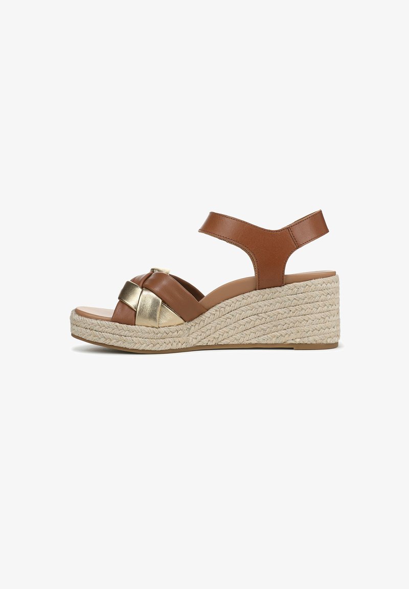 Sandali wedge in pelle marrone con suola in juta intrecciata, caratterizzati da un accento dorato sulla punta e una strap alla caviglia per il supporto.