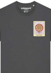 Dunkelgraues Kurzarm-T-Shirt mit einem bedruckten Pizza-Graphic auf der linken Brust, das bunte Beläge und einen Retro-Rahmen zeigt.