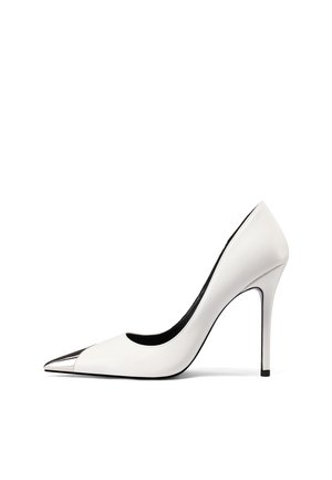 Scarpa con tacco alto in pelle bianca a punta, con un accento metallico argento sulla parte anteriore e un interno nero elegante. Design con tacco a stiletto.