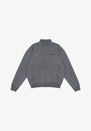 Hallide gray kapuutsärk, millel on kõrge krae, soonikkoes mansetid ja alläär, kaks külge taskut ning must logo vasakul rinnal. Pehme tekstuur.